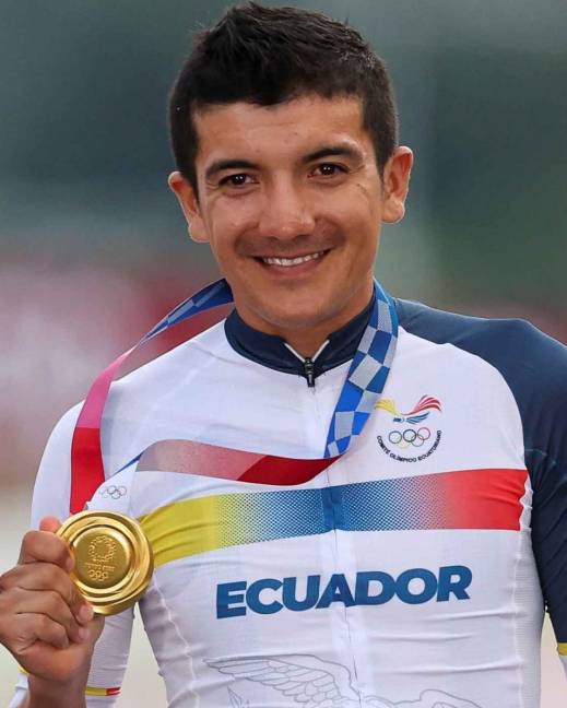 Richard Carapaz, ciclista ecuatoriano con su medalla de oro.