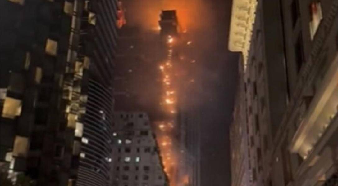 Impresionante incendio de un rascacielos en construcción en Hong Kong
