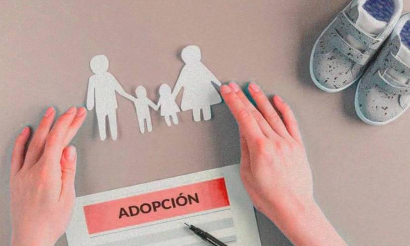 En Ecuador, independientemente de la identidad u orientación sexual, los solteros, viudos o divorciados no califican para ser padres adoptivos. Solo las parejas heterosexuales.