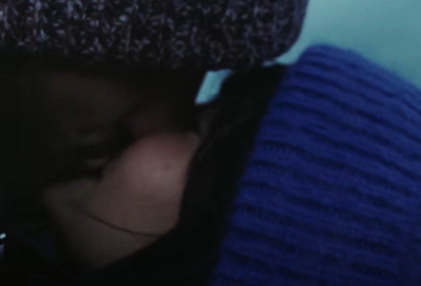 Beso entre Aitana, Sebastián Yatra en el video ( min 1:06)