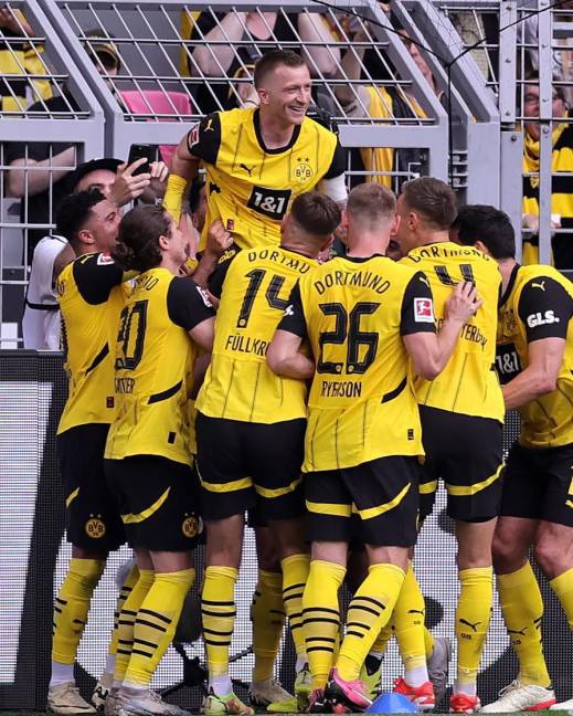 El jugador del Dortmund Marco Reus (c) celebra el 2-0 en su despedida, en el partido de la Bundesliga que han jugado Borussia Dortmund y SV Darmstadt 98 en Dortmund, Alemania.