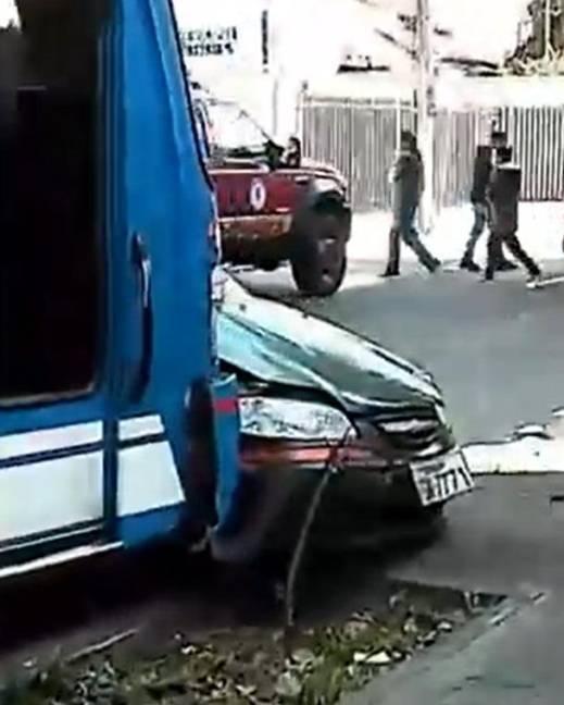 Quito: un bus y un carro pequeño se chocaron en la Juan León Mera y Santa María