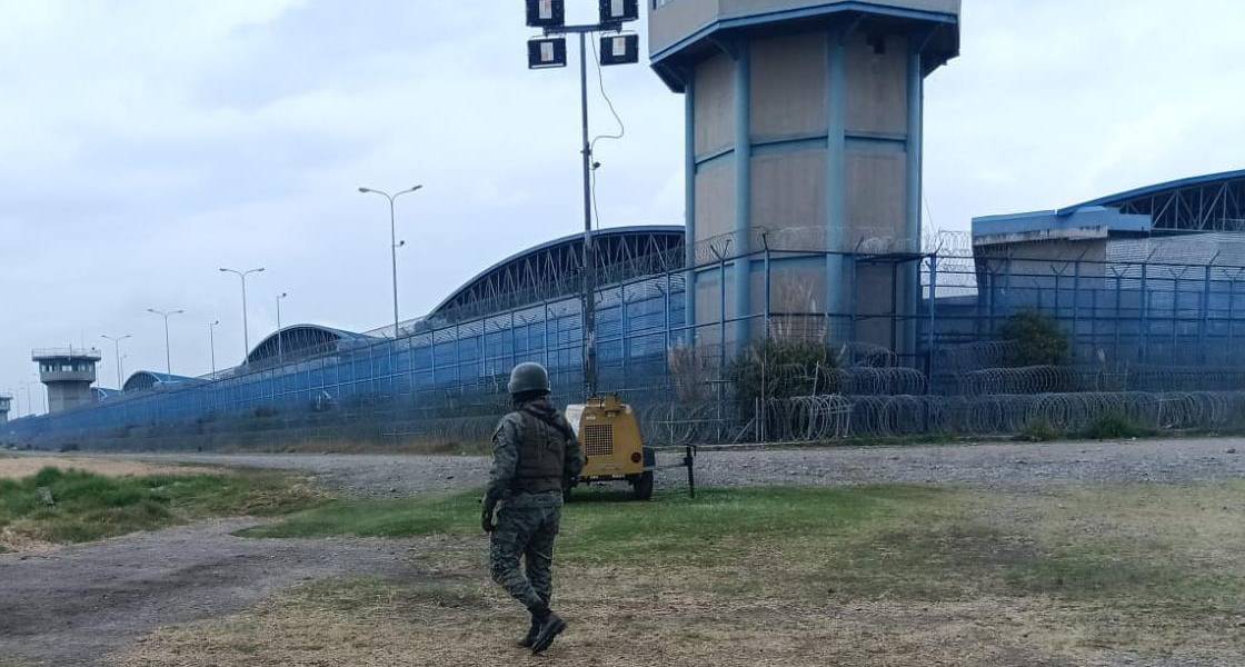 El Ejército investiga a dos soldados por tratar de ingresar celulares a la cárcel de Cotopaxi