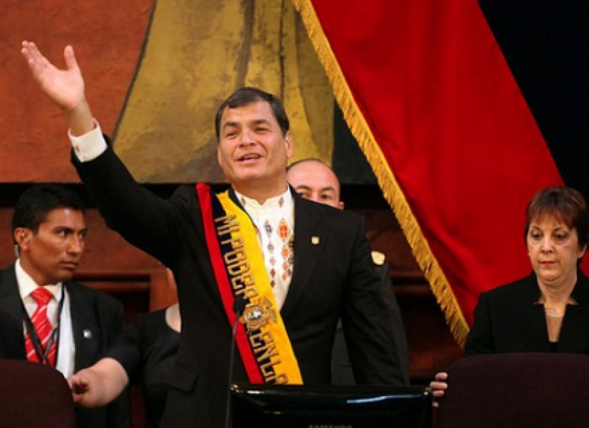 Presidente Rafael Correa saluda a la Asamblea Nacional minutos antes de dejar el cargo a Lenín Moreno en 2017