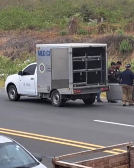 Imagen de policías y personal de Medicina Legal recogiendo los cadáveres de dos mujeres que fueron abandonados en una vía de Santa Elena.