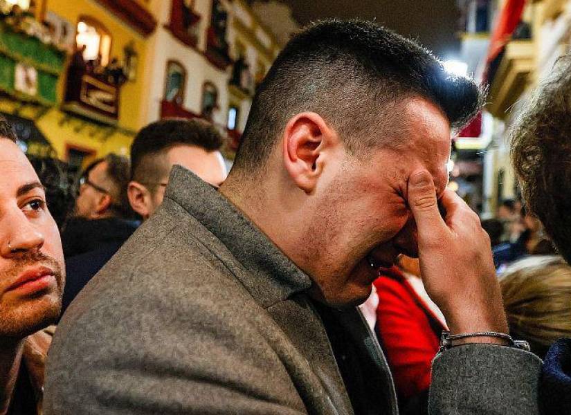 Personas llorando por la cancelación de la procesión en Sevilla, España.
