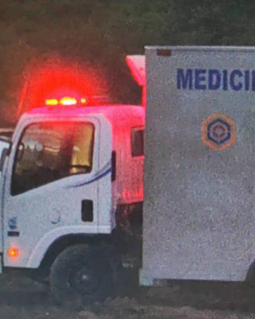 Un vehículo de Medicina Legal llegó al sitio para retirar los cuerpos.
