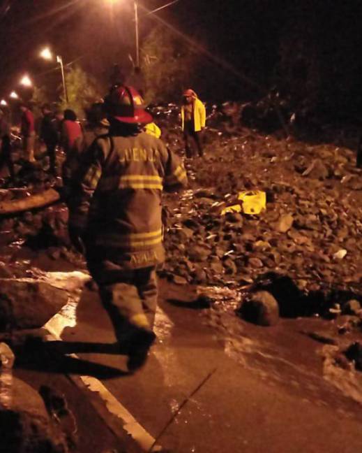 Imagen del labor que realizan los bomberos para evaluar los daños que ocasionó el afluente de los ríos y las lluvias en el sector de Marianza de Cuenca.