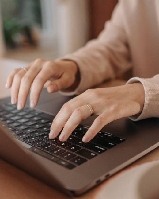 Imagen ilustrativa: Mujer trabajando en computadora portátil.