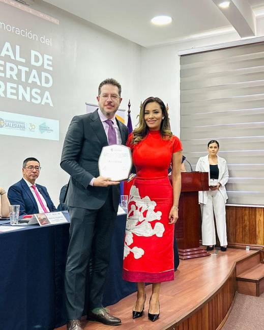 Carlos Rojas, director del programa Políticamente Correcto, recibe el reconocimiento de la presidenta del Consejo de Comunicación, Jeannine Cruz.