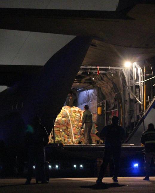 Fotos de agentes descargando la droga incautada en Galápagos de un avión de la Fuerza Aérea en Quito, la noche del viernes 3 de mayo del 2024.