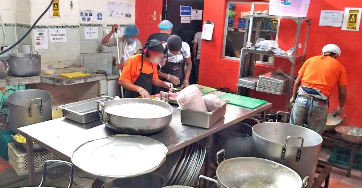 Imagen de trabajadores preparando comida en la cárcel de Ibarra. Foto tomada en 2020.