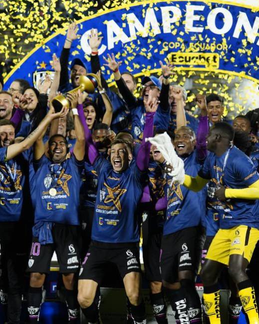 Jugadores de Independiente del Valle levantan el trofeo de campeón de la Copa Ecuador