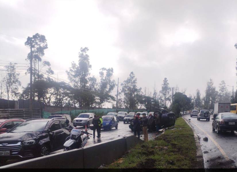 Accidente vehicular en la Av. Simón Bolívar en Quito