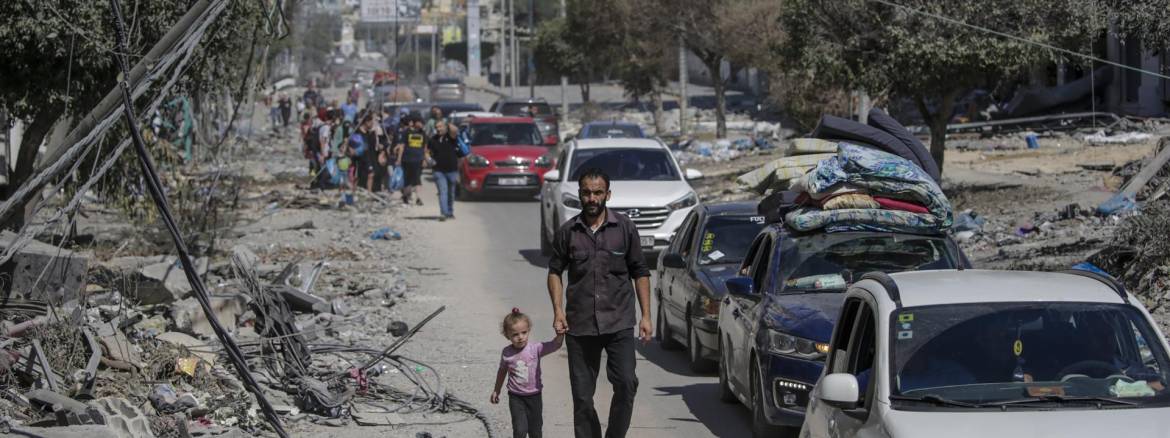 Residentes evacuando Gaza.