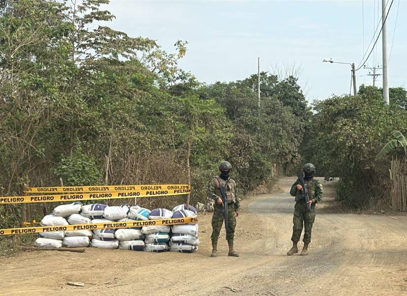 Varios uniformados han cercado el camino de acceso para impedir que medios de comunicación lleguen a las instalaciones carcelarias. Varios uniformados han cercado el camino de acceso para impedir que medios de comunicación lleguen a las instalaciones carcelarias.