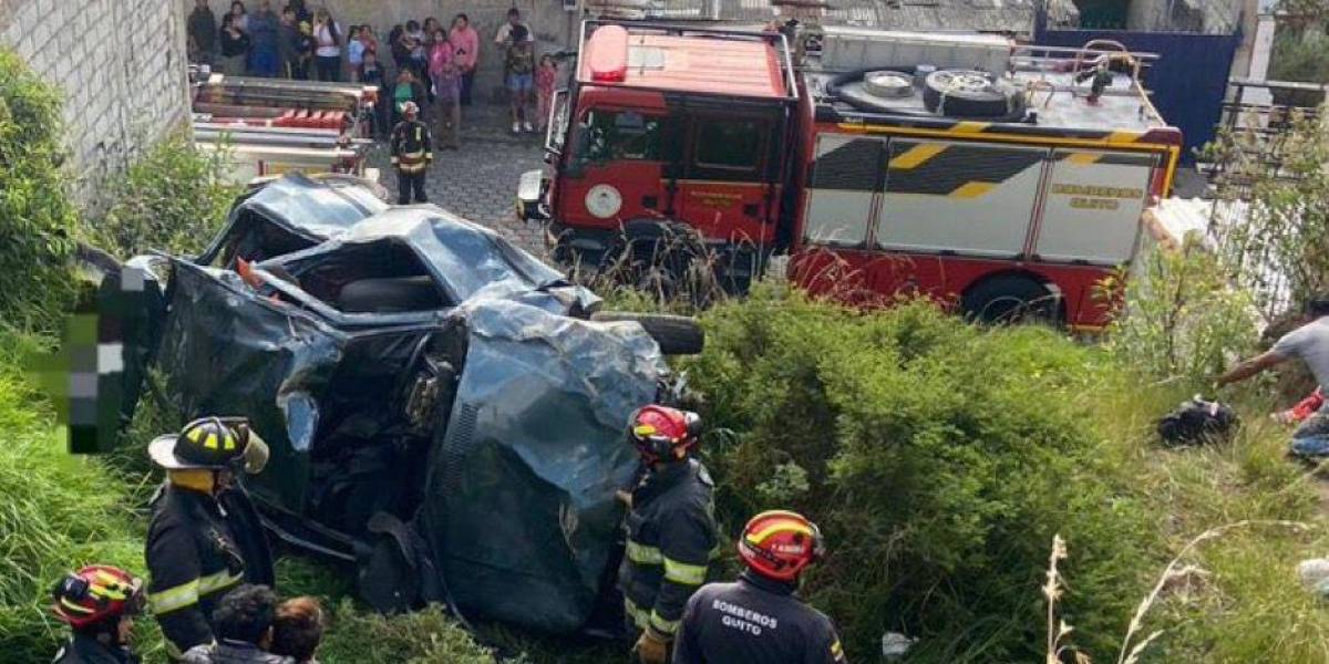 Quito: un vehículo cayó en un terreno baldío en Colinas del Norte