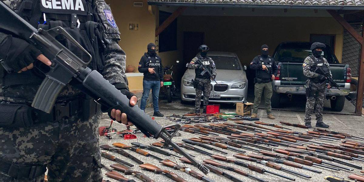 Quito: 108 armas, decenas de municiones y más se encontraron durante un allanamiento en Cumbayá