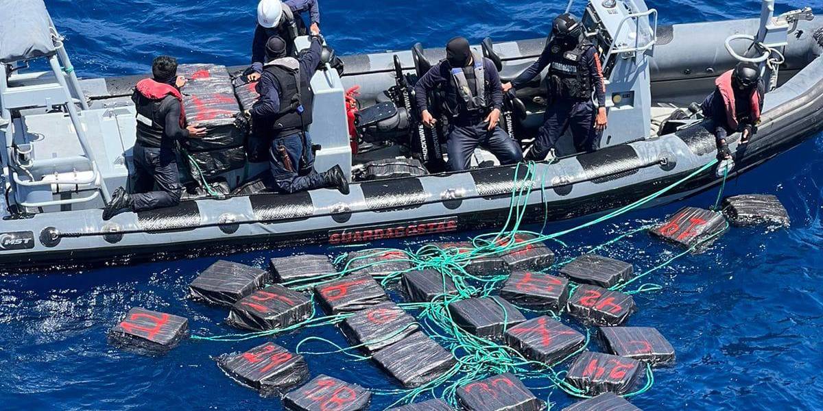 Tres hombres fueron detenidos con 1.5 toneladas de droga en mar de las Islas Galápagos