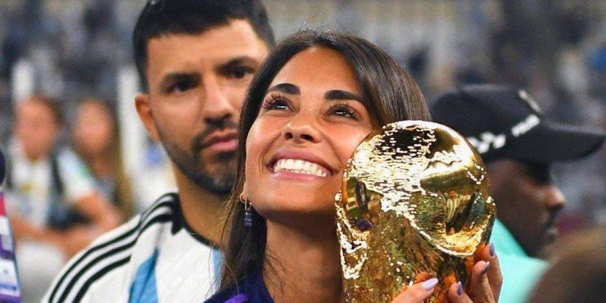 La esposa de Messi, Antonela Roccuzzo, besa la Copa del Mundo