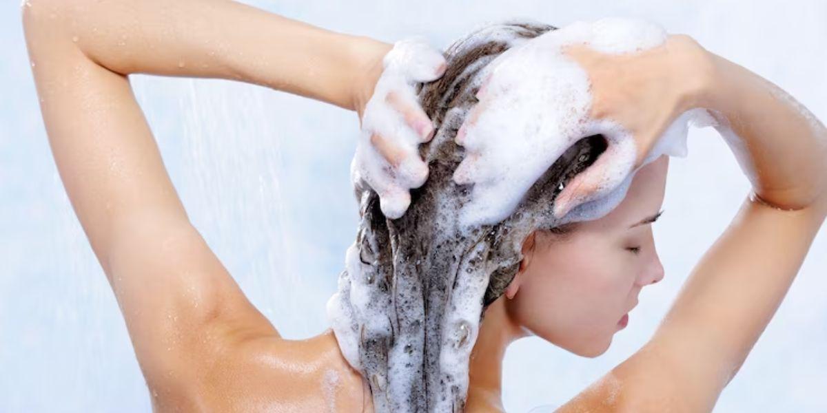¿Cuántas veces debes lavarte el cabello?, según la ciencia