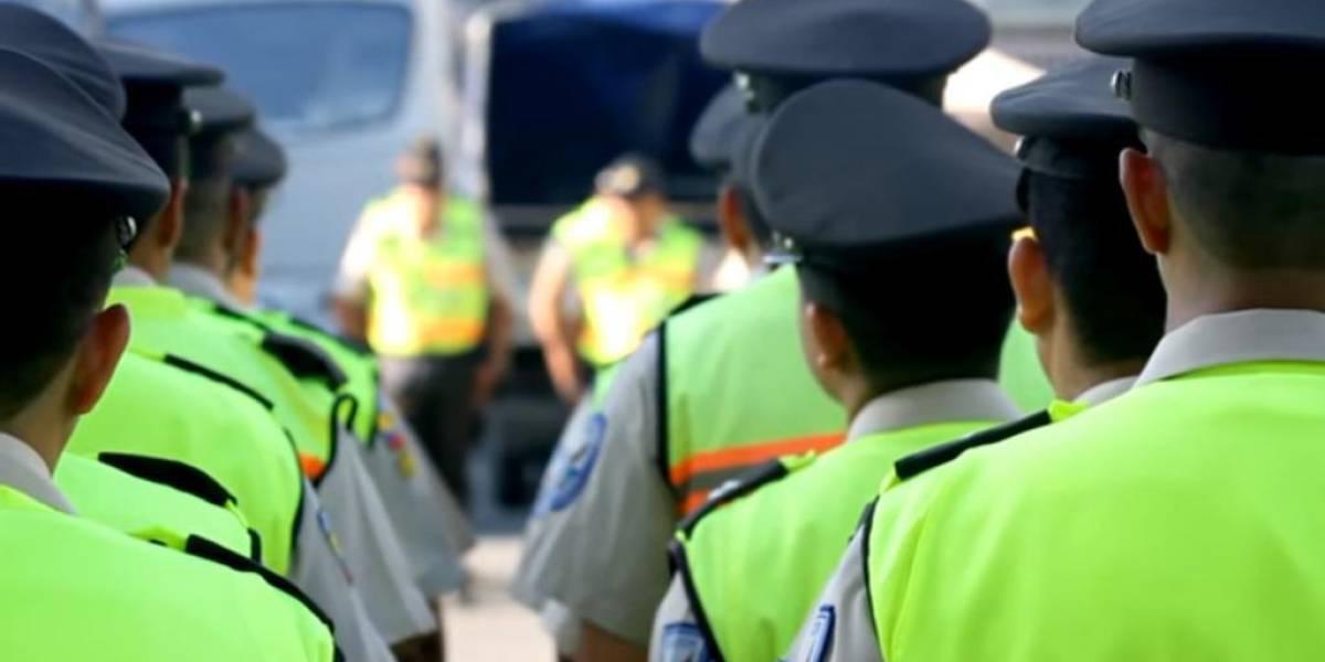 Violencia en Esmeraldas: minutos de tensión vivió un policía tomado como rehén mientras le amenazaban con un artefacto explosivo