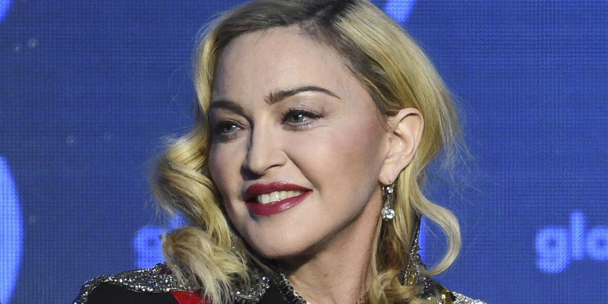 Madonna sufre una aparatosa caída durante concierto y se viraliza