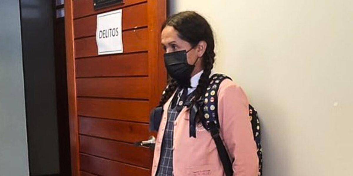 Hombre vestido de colegiala fue hallado en los baños de un centro educativo en Perú