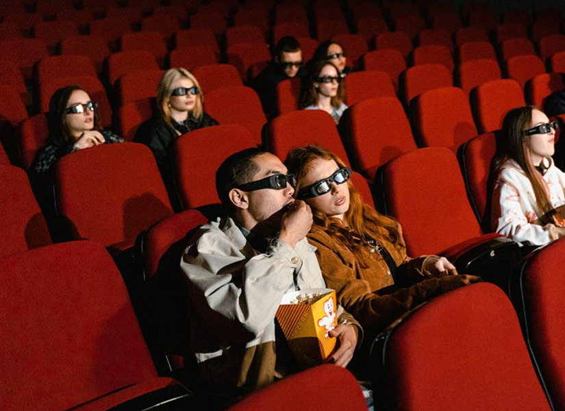 Imagen referencial. Personas viendo una película en el cine.