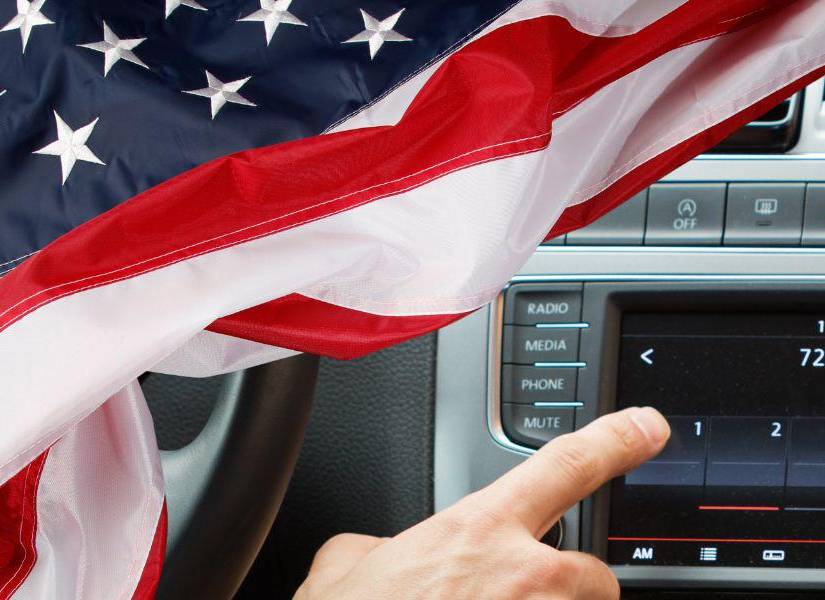 Bandera de Estados Unidos y una radio de un automovil