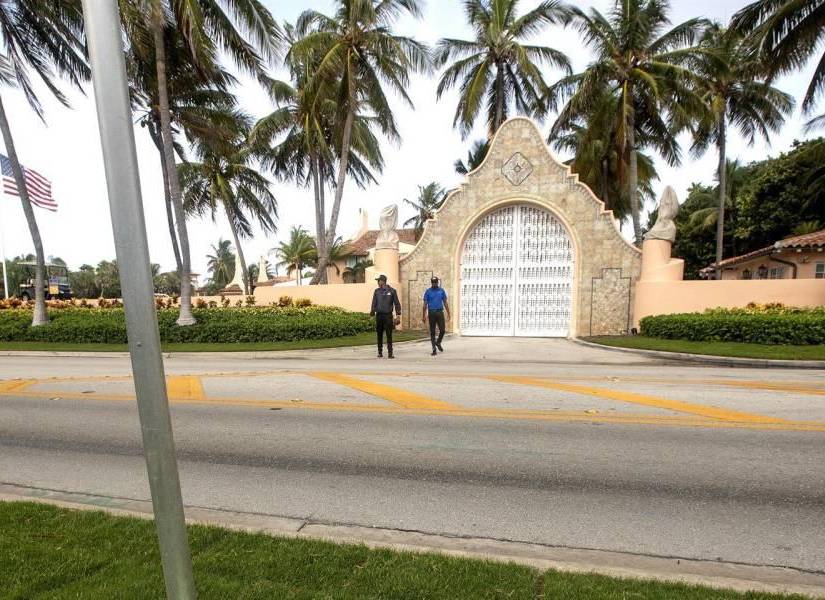 Guardias de seguridad vigilan las afueras de la residencia del expresidente de EE.UU., Donald Trump, en Florida.