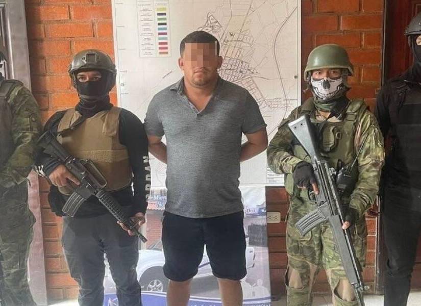 El cabecilla de la organización terrorista Los Lobos, alias Vicente, fue detenido el pasado 30 de marzo de 2024, por las Fuerzas Armadas del Ecuador, en coordinación con la Policía Nacional, en el sector Santa Marta, cantón Camilo Ponce Enríquez, provincia de Azuay.