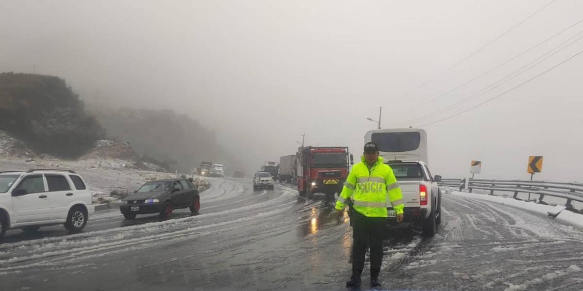 Varios vehículos quedaron atrapados en la vía Papallacta-Baeza por caída de nieve