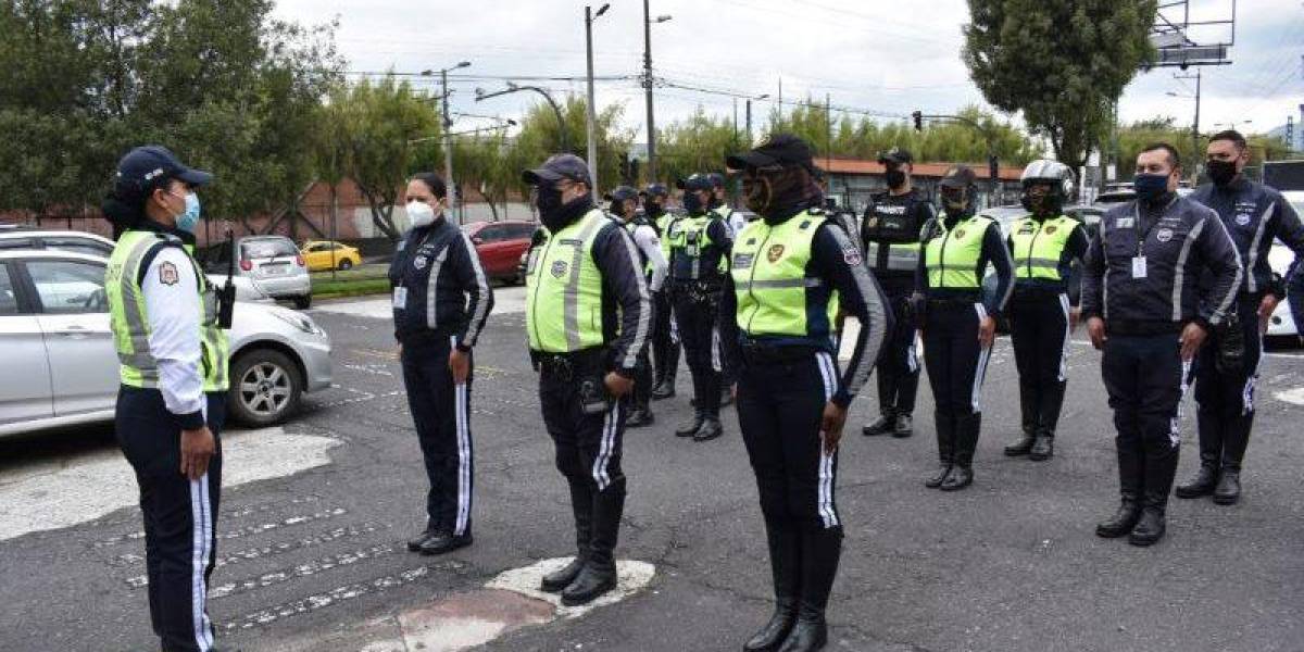 Quito: agente de tránsito que remolcó buseta escolar con niños dentro recibió sanción