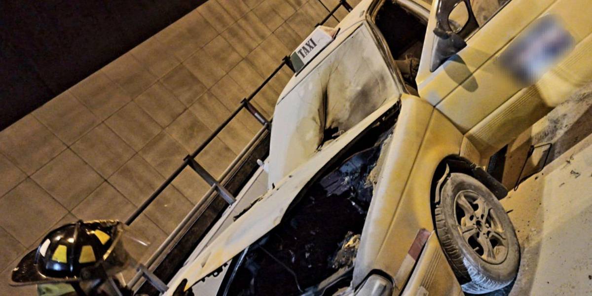 Quito: un taxi se incendió en medio del Túnel de San Juan