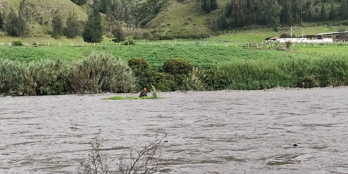 Chimborazo: un hombre fue rescatado tras quedar atrapado en un río del cantón Penipe