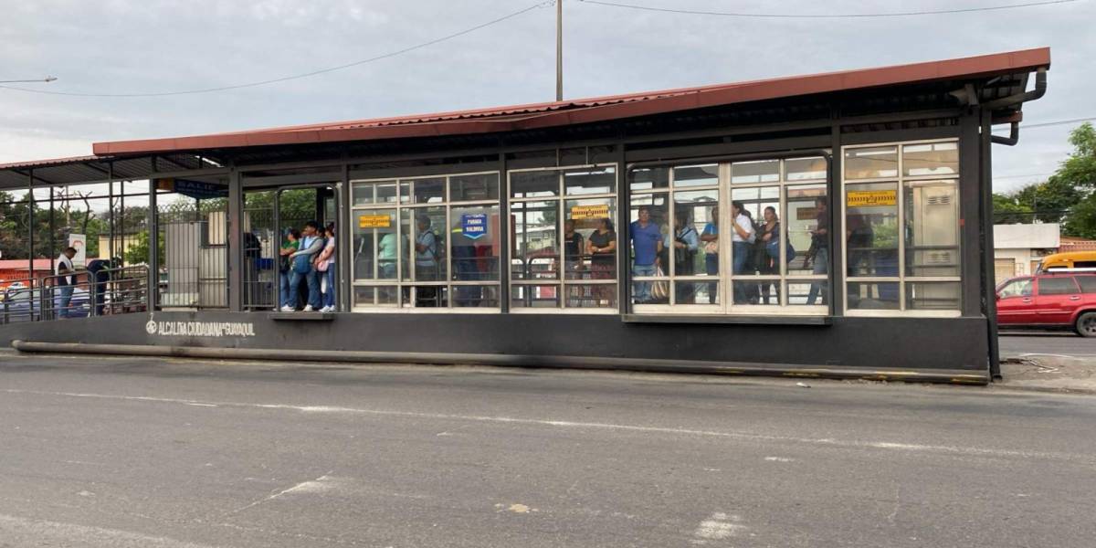 Los buses de la Metrovía no están circulando en la ruta que conecta el norte con el sur de Guayaquil