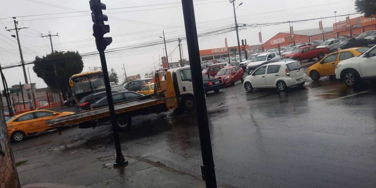 Quito: caos en el tránsito vehicular por falta de semáforos por apagones