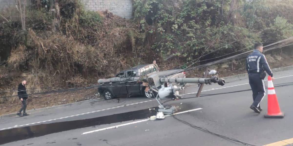 Quito: camioneta se impactó contra un poste la madrugada de este domingo 9 de octubre