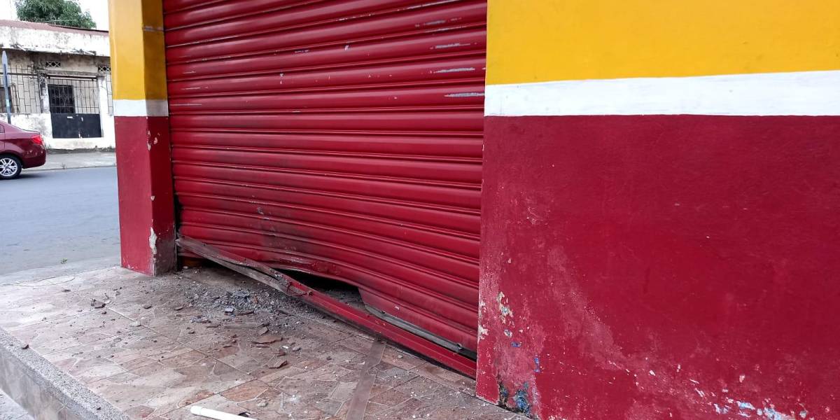 Lanzan explosivo afuera de un asadero de pollos de Pascuales, en Guayaquil