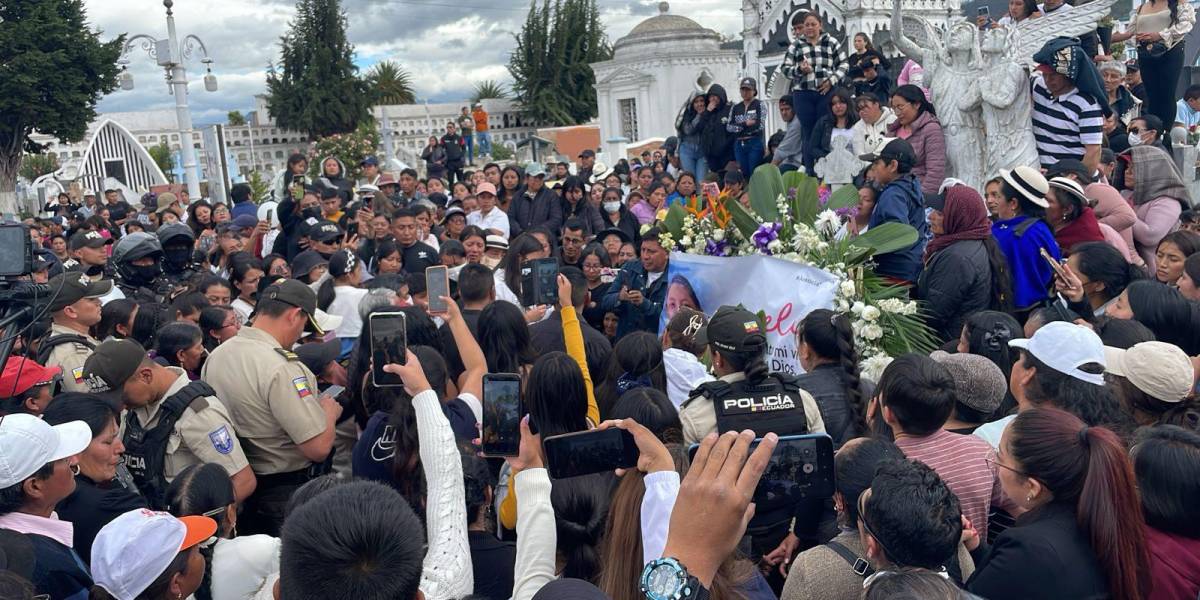 Caso Dana Ramos: Entre lágrimas y pedidos de justicia, la pequeña fue enterrada en el cementerio de Riobamba