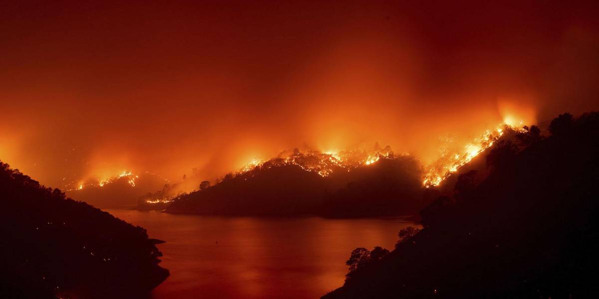 Bomberos luchan por controlar gran incendio en California