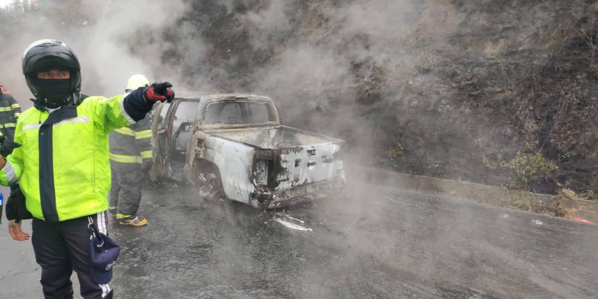 Quito: Un vehículo se incendió en plena av. Simón Bolívar