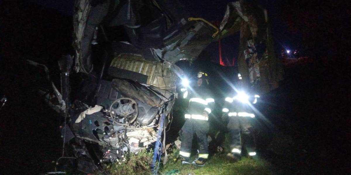 Un camión cayó 100 metros en una quebrada de la vía Papapallacta, provocando la muerte de dos personas