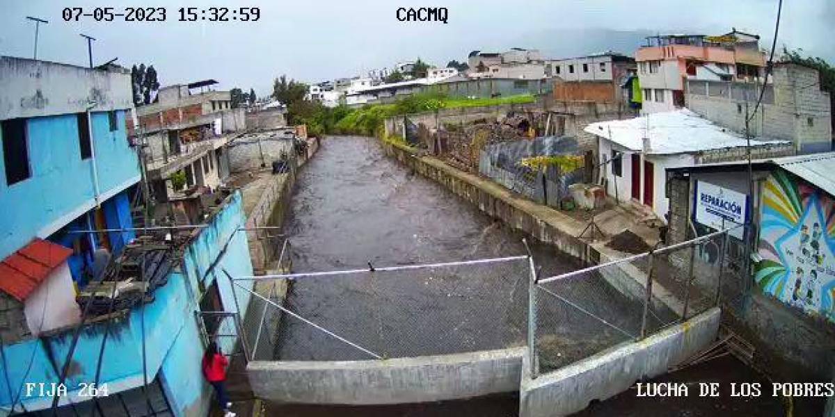 Quito: el caudal del río Machángara se incrementa por las fuertes lluvias