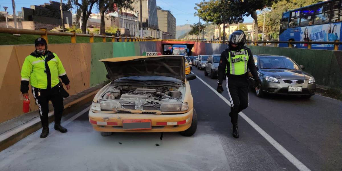 Quito: un taxi se incendió en la avenida 10 de Agosto, este 8 de mayo