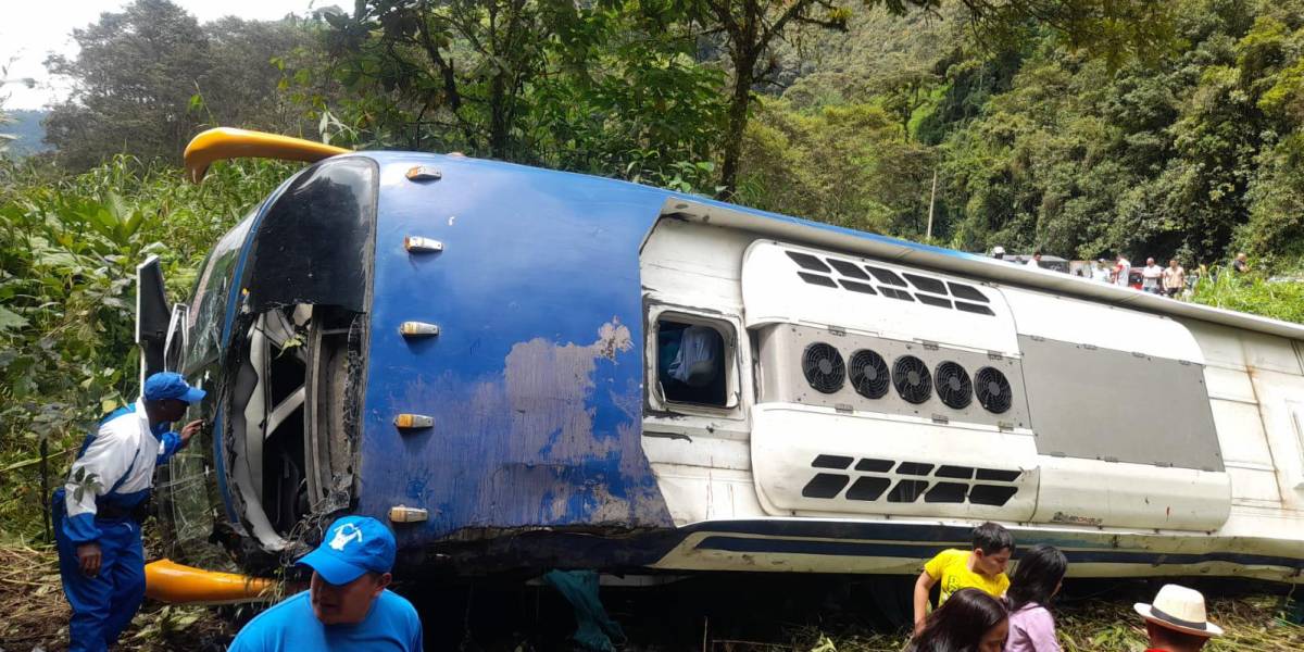 Un bus cayó al abismo en la vía Alóag-Santo Domingo y dejó 29 heridos