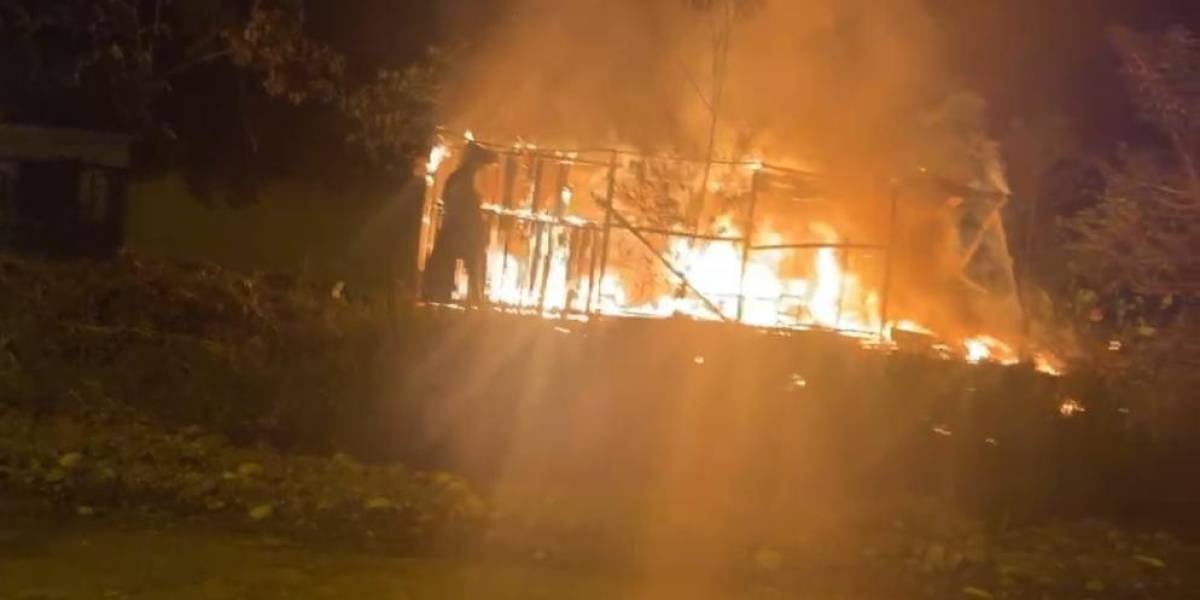 Un inmueble se incendió en Tena por la explosión de varios tanques de gas