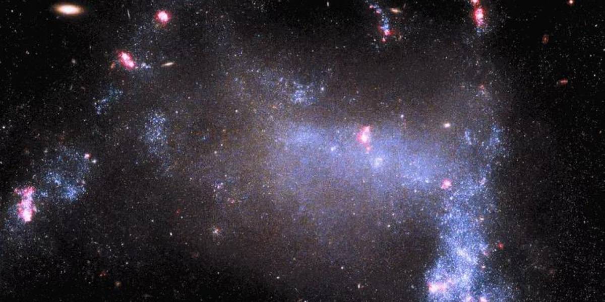 El telescopio Hubble captó una imagen de una galaxia de forma extraña