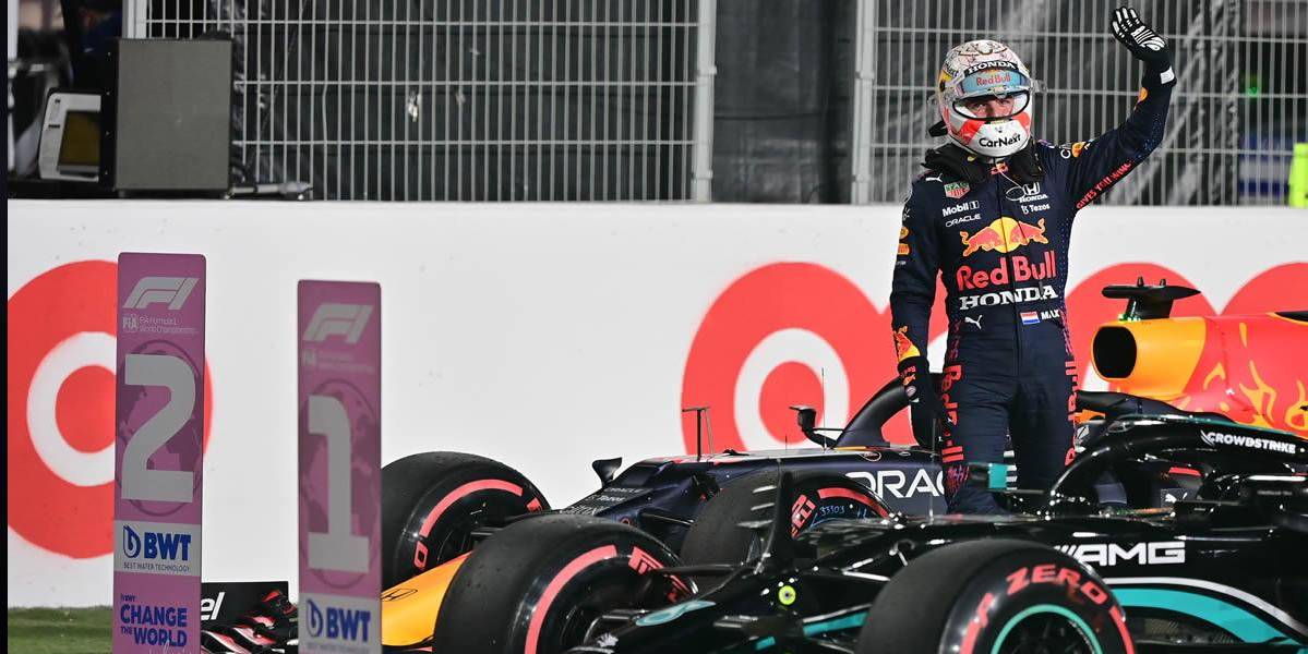 Verstappen ganó, Leclerc sigue líder y Sainz fue tercero en Arabia